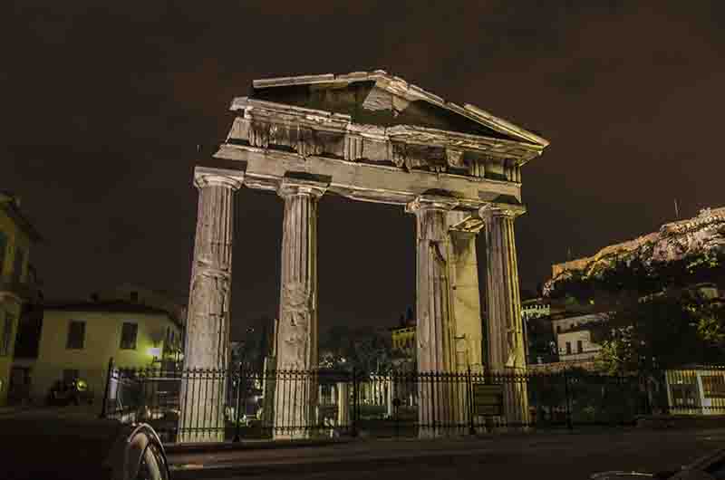 63 - Grecia - Atenas - Agora Romana - Puerta de Atenea Arquegetis - imagen nocturna